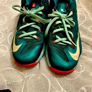 Nike Max LeBron 11 Low Turbo Green Men’s Basketball Sneakers Size 12